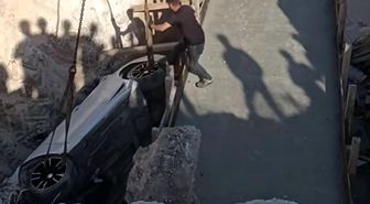 Kontrolden çıkan lüks otomobil köprü inşaatı çukuruna düştü