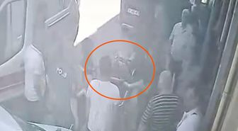 Krikodan düşen aracın altında kalan kaporta ustası yaralandı