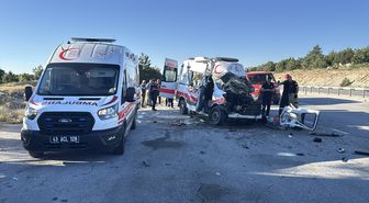 Kütahya'da ambulansın iki tıra çarptığı kazada 1 kişi öldü, 4 kişi yaralandı