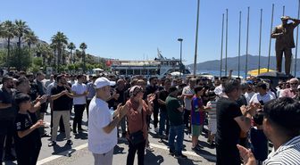 Marmaris'te çarşı esnafından belediyeye 'gölgelik' protestosu