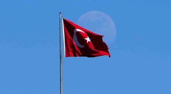Mavi gökyüzünde Türk bayrağı ve ay manzarası