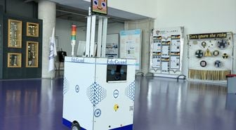 Öğrencilerin geliştirdiği otonom robot, idarecilere okuldaki olumsuz durumları iletiyor