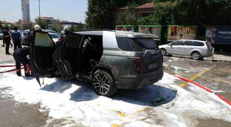 Park halindeki araç yangında kullanılmaz hale geldi