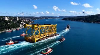 İstanbul Boğazı'ndan 350 metrelik sondaj platform iskelesi geçiş yapıyor