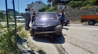 Sinop'ta bariyere çarpan otomobildeki 3 kişi yaralandı