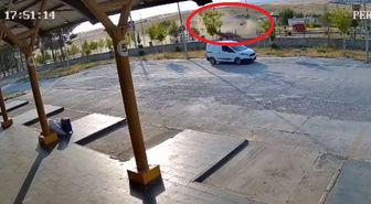Takla atan otomobildeki 2 kişi, ağır yaralandı; kaza kamerada