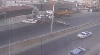 TIR, park halindeki 4 otomobil ve 1 motosiklete çarptı; kaza kamerada