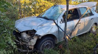 Uşak'ta ağaçlara çarpan otomobildeki sürücü öldü, eşi yaralandı