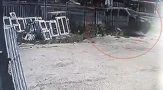 Yoldan çıkan araç iş yerinin bahçesine daldı, sürücü yaralandı