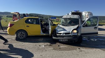 Eflani'de taksi-hafif ticari araç çarpışması: 4 yaralı