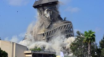 Adana'nın simge yapısı saniyeler içinde tuzla buz oldu