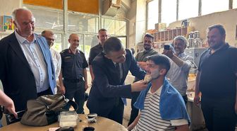 Kaymakam Bilici köyde damat tıraşı yaptı