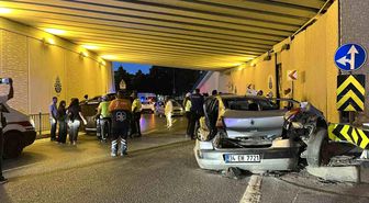 Bakırköy'de hafif ticari araç ile otomobil çarpıştı: 5 yaralı