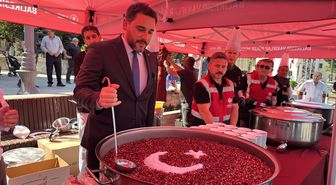 Balıkesir'de Vakıflar Bölge Müdürlüğü tarafından 6 bin kişiye aşure ikram edildi