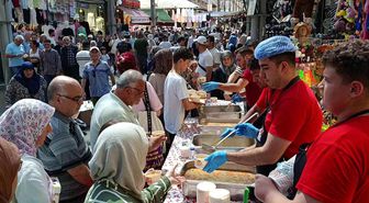 Bursa'da 30 yıllık gelenek...Tuzpazarı esnafı 5 bin kişiye aşure ikram etti