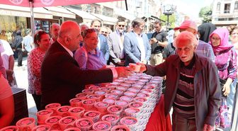 Edirne'de hayırseverlerin katkılarıyla hazırlanan aşure vatandaşlara ikram edildi