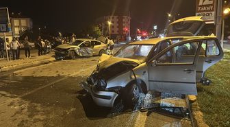 Erzincan'da çarpışan iki otomobildeki 5 kişi yaralandı