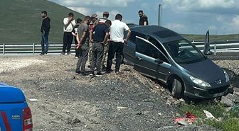 Erzurum'da jandarmadan kaçan düzensiz göçmenler otomobille kaza yaptı