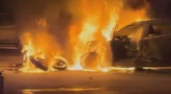 Esenyurt'ta çarpışan otomobil ve motosiklet alev alev yandı: 2 yaralı