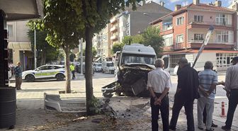 Eskişehir'de İşçi Servisi ile Ticari Araç Çarpıştı: 9 Yaralı