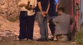 Galata'da 'fırça düşürme' bahanesiyle dolandırmaya çalıştığı kadını Rus turistler kurtardı; şüpheli yakalandı