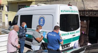 Annesinin cesediyle günlerce aynı evde yaşadı