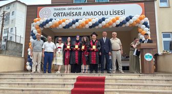 Trabzon'da Ortahisar Anadolu Lisesi'nde Mezuniyet Coşkusu