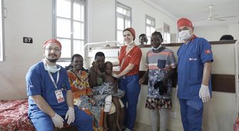 Türk doktorların ameliyat ettiği Ugandalı çocuk, hastaneden yürüyerek taburcu edildi