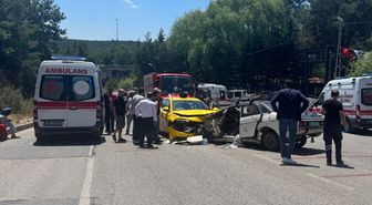 Ümraniye'de otomobil ile taksinin çarpıştığı kazada 5 kişi yaralandı