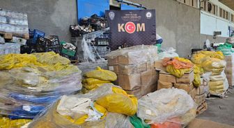 Uşak'ta 30 ton tarihi geçmiş çikolata ve konserve imha edildi