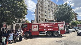 Afyonkarahisar'da yıkımı sırasında kısmen çöken otel binası bitişiğindeki bazı iş yerlerine zarar verdi