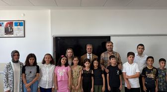 Ağın Kaymakamı Yılmaz, öğrencilere karne dağıttı