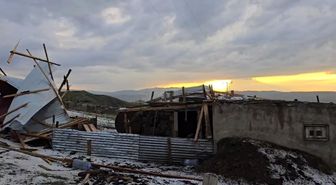 Ağrı'da dolu ve şiddetli rüzgar bir evin çatısını uçurdu