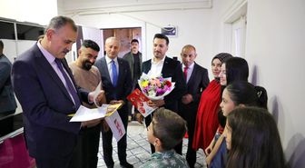 Ağrı Valisi Bozkurt evde eğitim gören öğrencinin karne sevincine ortak oldu