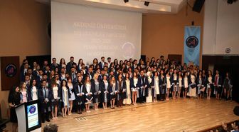 Akdeniz Üniversitesi'nde diş hekimleri mezun oldu