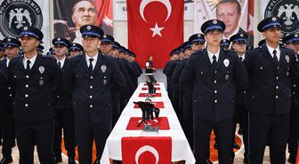 Amasya'da polis adaylarının gurur günü: Mezuniyeti 'Erik dalı' oynayarak kutladılar