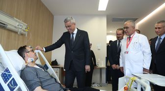Bakan Memişoğlu'ndan yerli kalp-akciğer makinesiyle ameliyat olan hastaya ziyaret