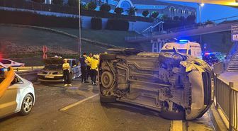 Bakırköy'de hafif ticari araçla otomobilin çarpıştığı kazada 5 kişi yaralandı