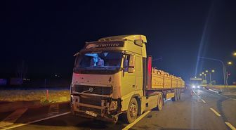 Bolu'da tırın çarptığı otomobildeki 3 kişi yaralandı