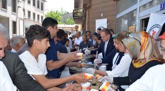 Bulanık'ta vatandaşlara aşure dağıtıldı