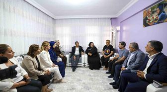 CHP Grup Başkanı Özel, Rojin Kabaiş'in ailesini ziyaret etti