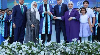 Cumhurbaşkanı Erdoğan'ın torunu Ömer Tayyip mezun oldu! Diplomasını bizzat kendi verdi