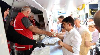 Elazığ'da vatandaşlara aşure ikramı