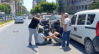 Elektrikli otomobille çarpışan motosikletli yaralandı