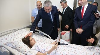 Eskişehir Valisi Yılmaz, hastanede tedavi gören öğrencilere karnelerini verdi
