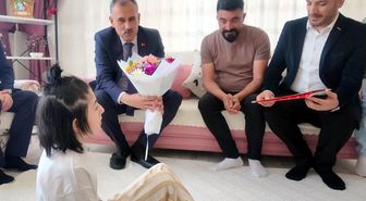 Serebral palsili öğrenciye Vali'den ev ziyaretiyle karne ve takdir belgesi