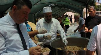 Hatay ve Mersin'de vatandaşlara aşure ikramında bulunuldu