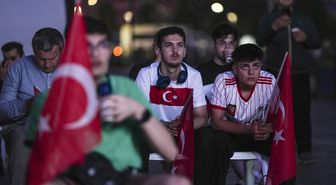 İstanbul'da vatandaşlar alanlara kurulan ekranların karşısında A Milli Futbol Takımı'nı destekledi