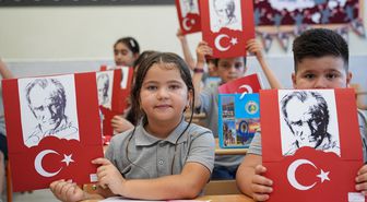 Ege Bölgesi'nde 5 ilde öğrenciler karne heyecanı yaşadı