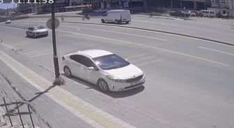Kamyonetin çarptığı elektrikli bisikletin sürücüsü yaralandı; kaza kamerada